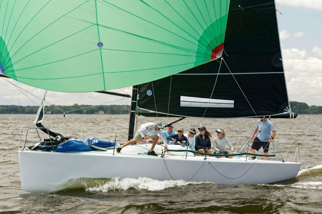 Équipage mixte à bord d'un voilier sous spinnaker