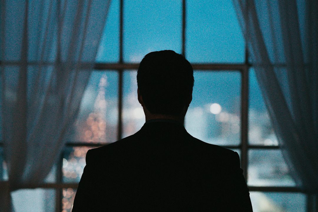 Silhouette de dos devant une fenêtre, de nuit